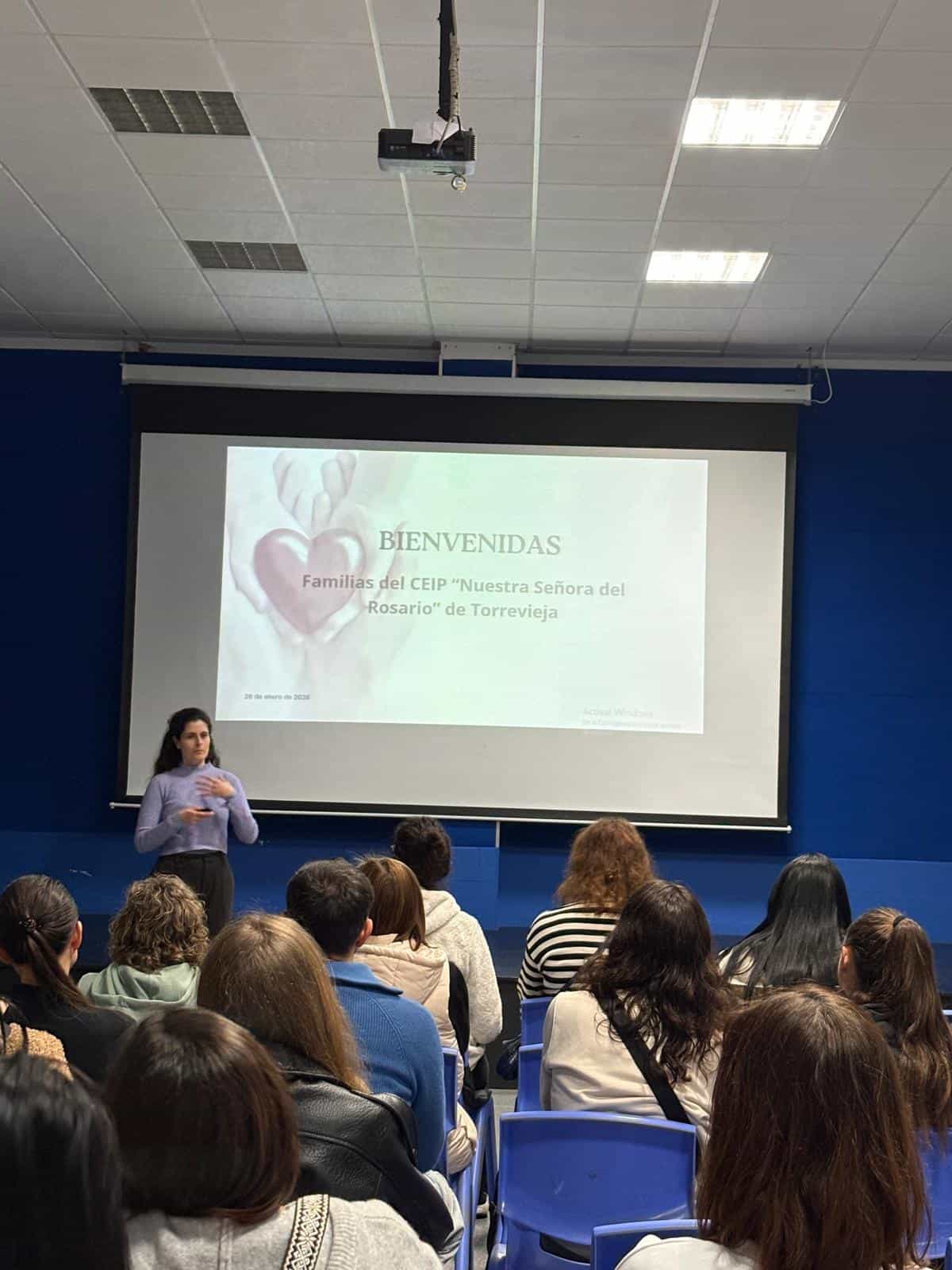participantes en taller para familias sobre educación sexual