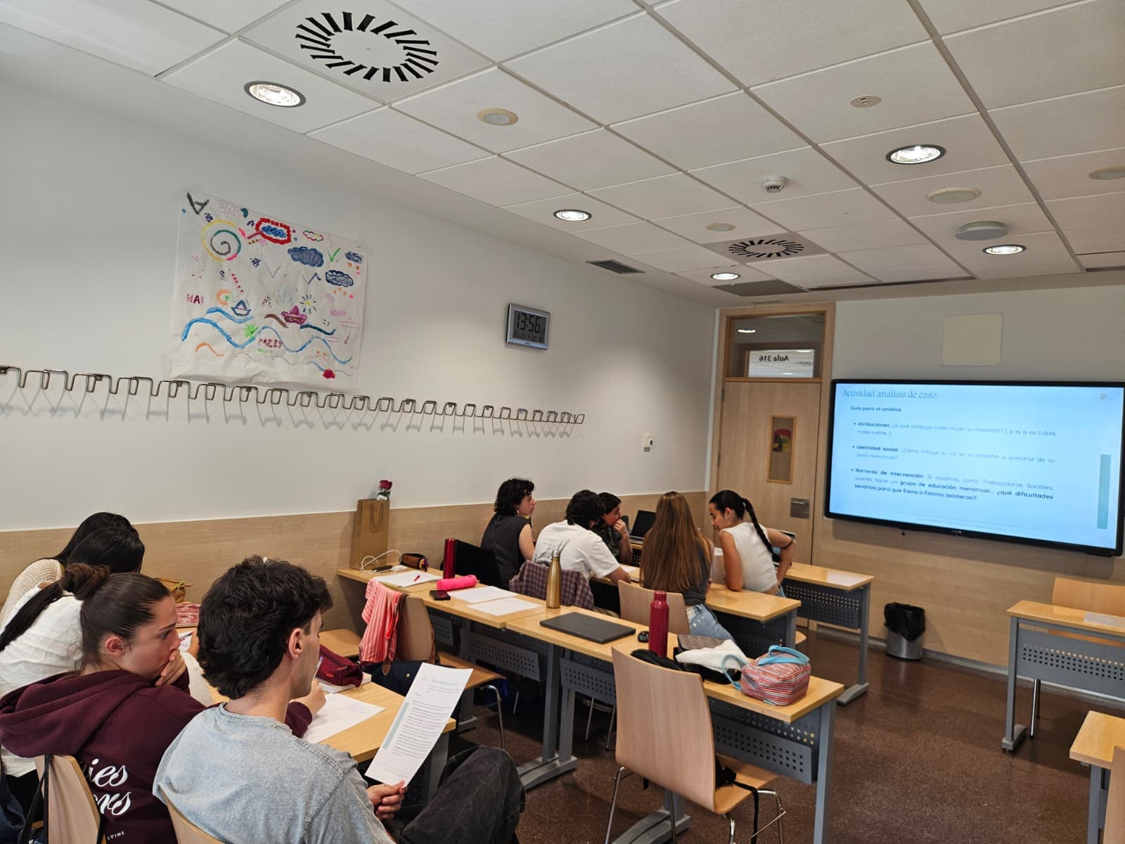 alumnos trabajando en casos prácticos